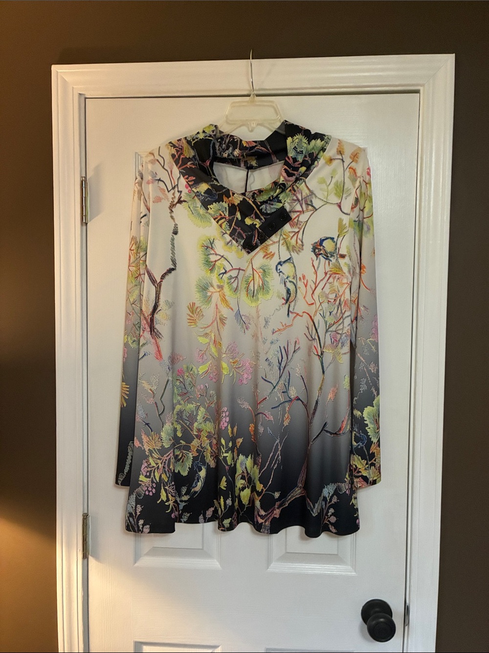 Lily by Firmiana Floral Ombre Long Sleeve V-Neck Top Dark Gray & White 1X/2X NWT